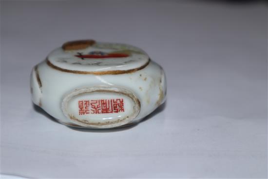 A Chinese famille rose snuff bottle H.6cm